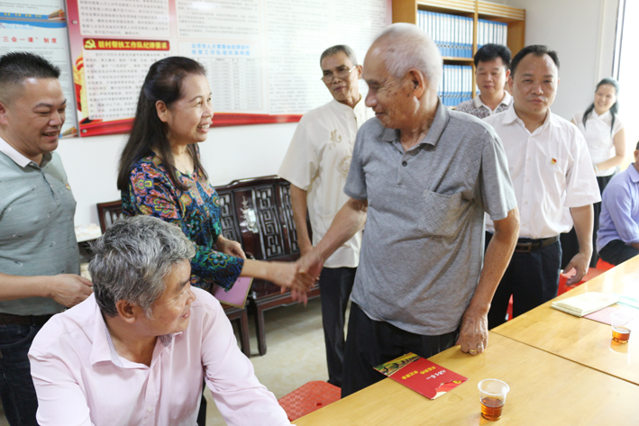 6月30日,雲浮市人大常委會副主任,黨組副書記朱愛玲到泗綸鎮開展